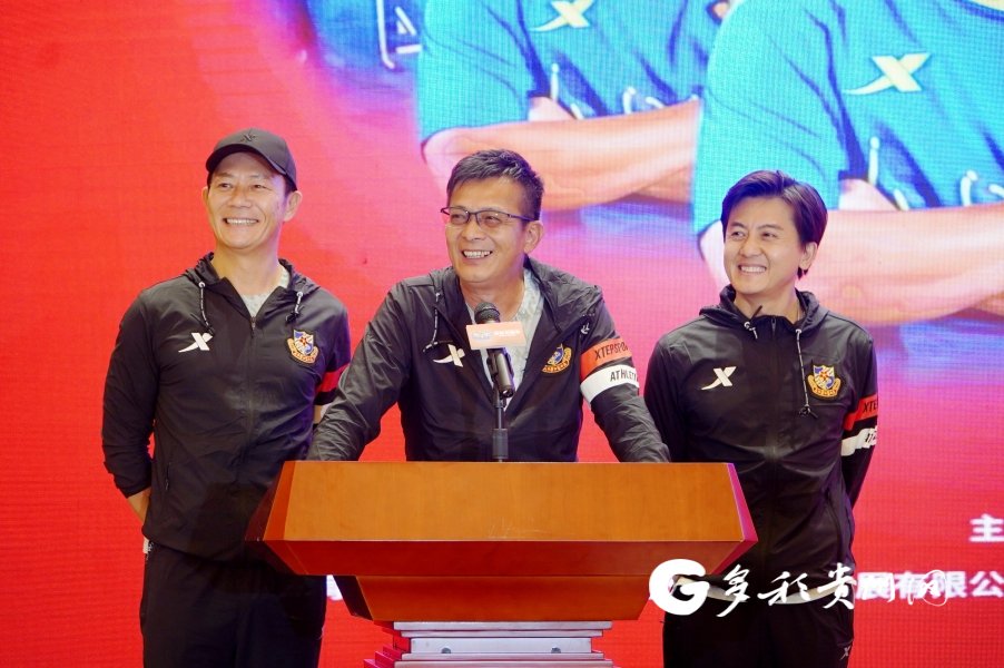 香港明星足球队代表黄日华(中),张兆辉(左),卫志豪(右)出席媒体见面会