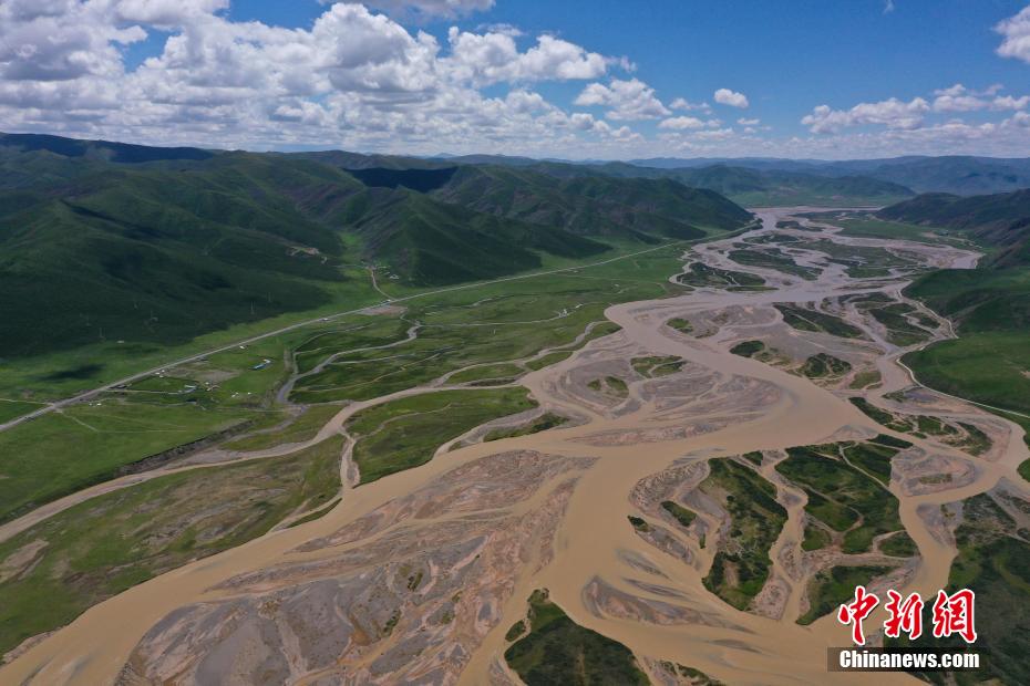 图为航拍青海省果洛藏族自治州达日县黄河辫状水系.马铭言摄