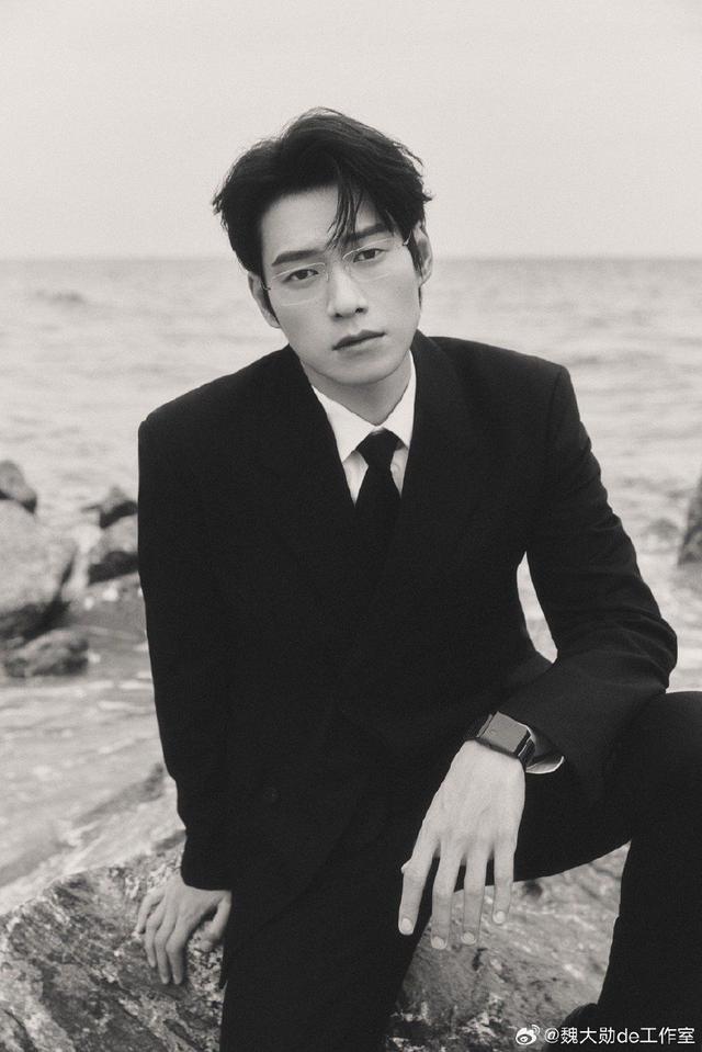 魏大勋海边摆拍眼眸深情秒回孟宴臣_新浪财经_新浪网