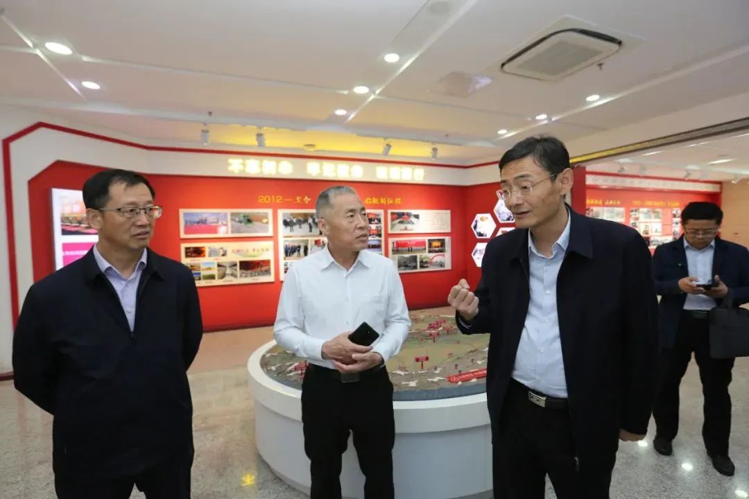 图为乌鲁木齐经开区区委书记周晨(右)向《中国化工报》社有限公司党委