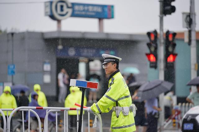交警正在调整护栏的码放。新京报记者 王贵彬 摄