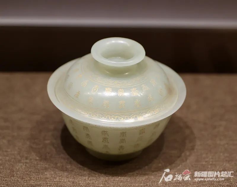 新疆博物馆"故宫厅"首展展出的玉器藏品青玉填金百寿字盖碗.
