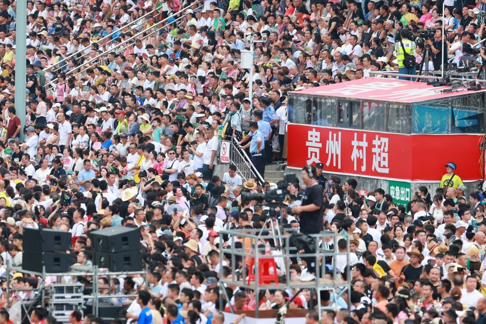 7月29日,观众在"村超"决赛现场(无人机照片).新华社记者 欧东衢 摄