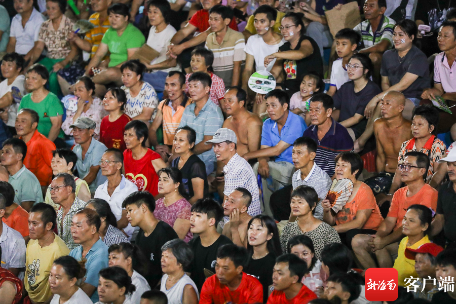 图为现场观众观看比赛.记者 李昊 摄