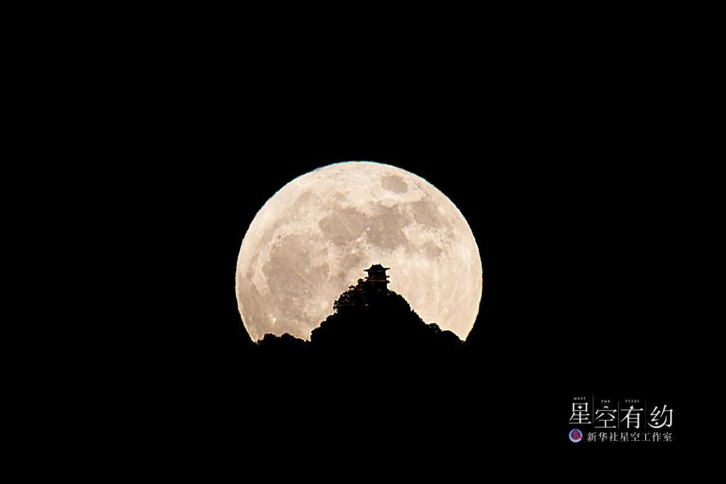 陕西省天文摄影爱好者薛飞2022年6月14日在陕西西安拍摄的"超级月亮".