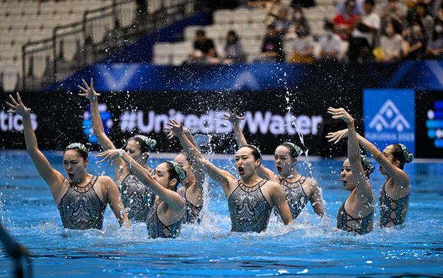 花样游泳集体自由自选决赛,中国队夺冠. 图/新华社