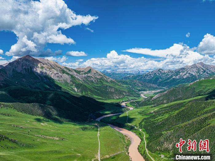 图为青海省玉树州杂多县昂赛大峡谷风光航拍图. 马海龙 摄