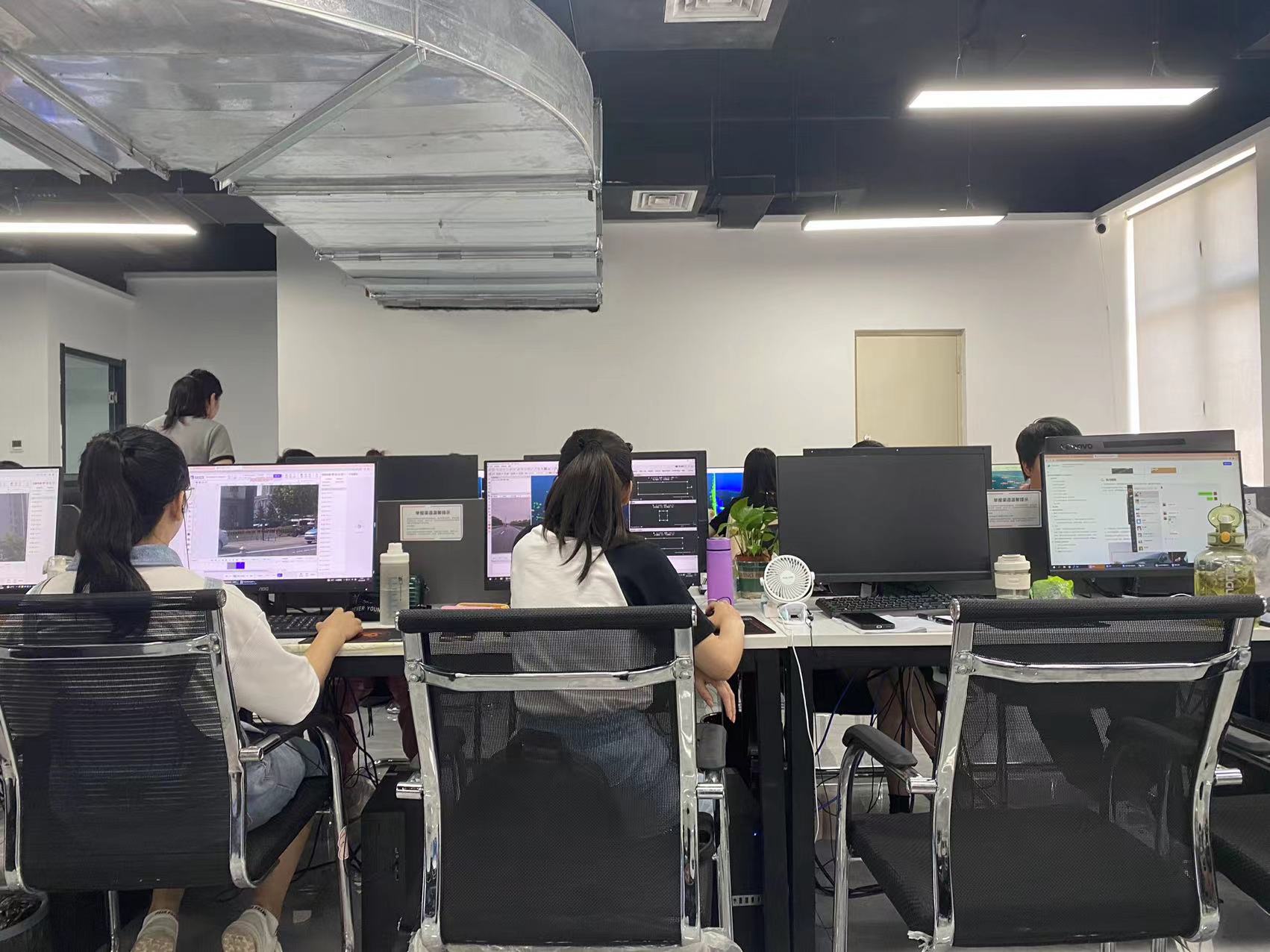 正在工作中的数据标注师 图源:时代财经摄