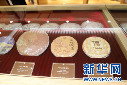 传统茶饼摆放于陈列柜