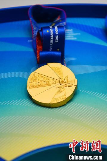 成都大运会奖牌,绶带.(中新网记者 张浪摄)