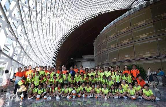 夏令营成员在国家大剧院参观后合影