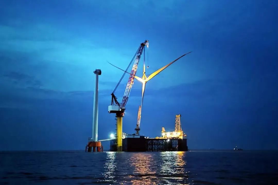 浙能嘉兴1号海上风电项目首台59号风机吊装作业现场。浙能集团 供图