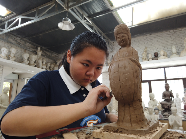 图为彩塑制作.李汶键/摄