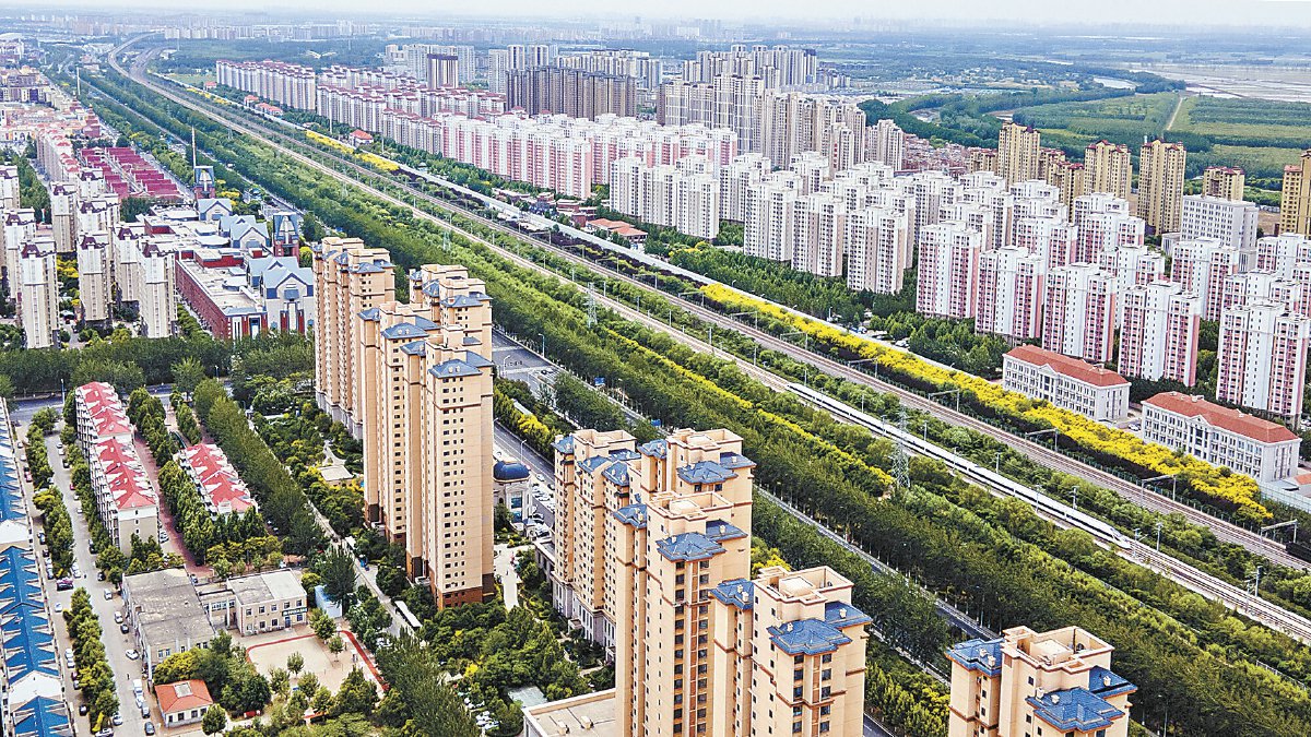 5月23日,一列复兴号动车组行驶在京津城际铁路线天津武清段.孙立君摄