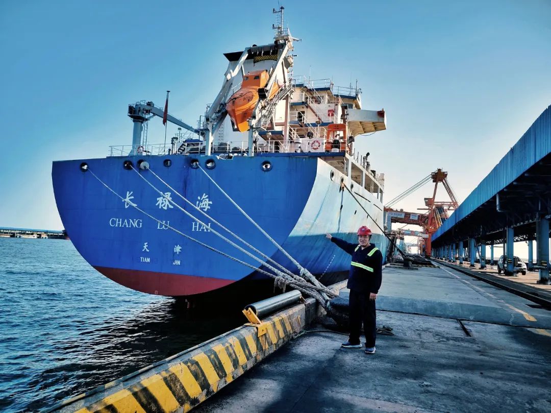 满载煤炭的“长禄海”轮靠泊。通讯员 朱将云  摄