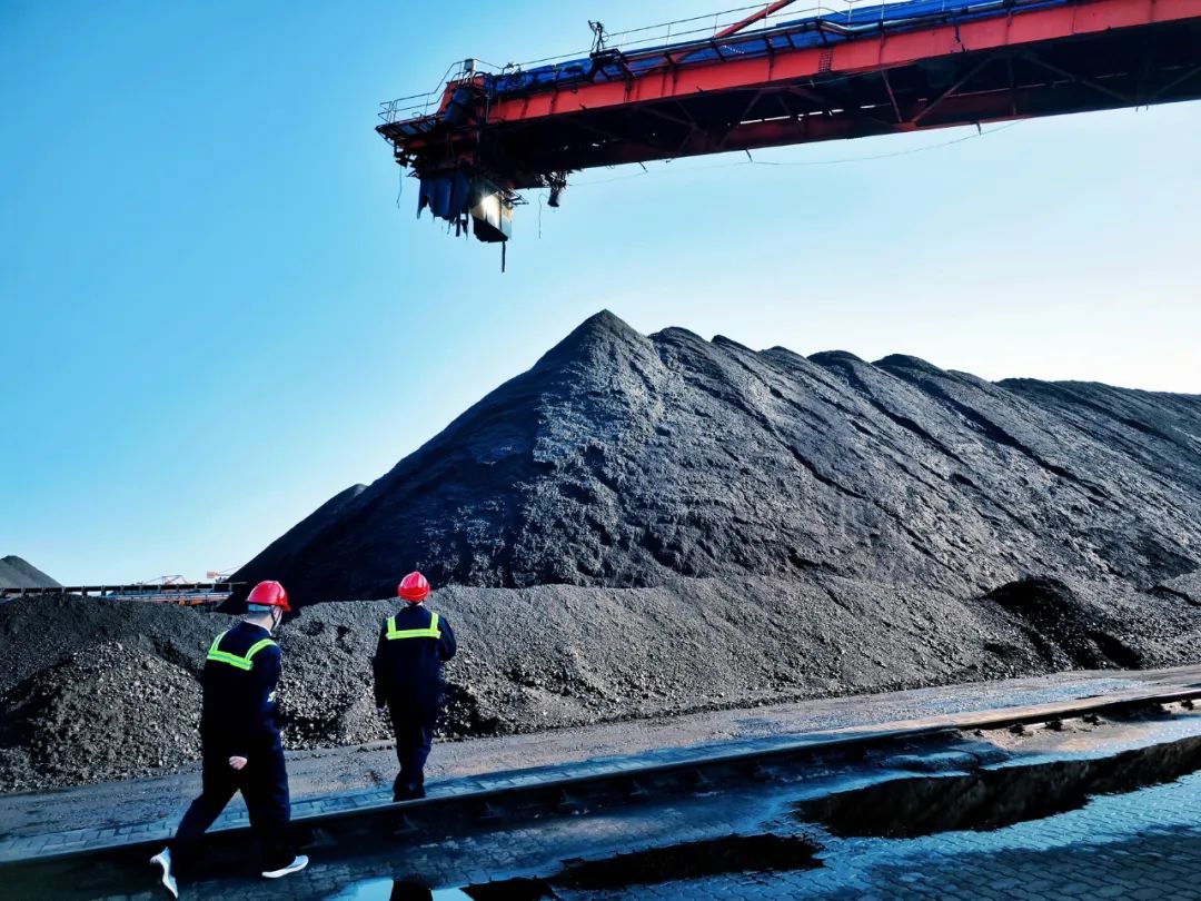 浙能富兴燃料公司北方办工人在工作现场。通讯员 朱将云  摄