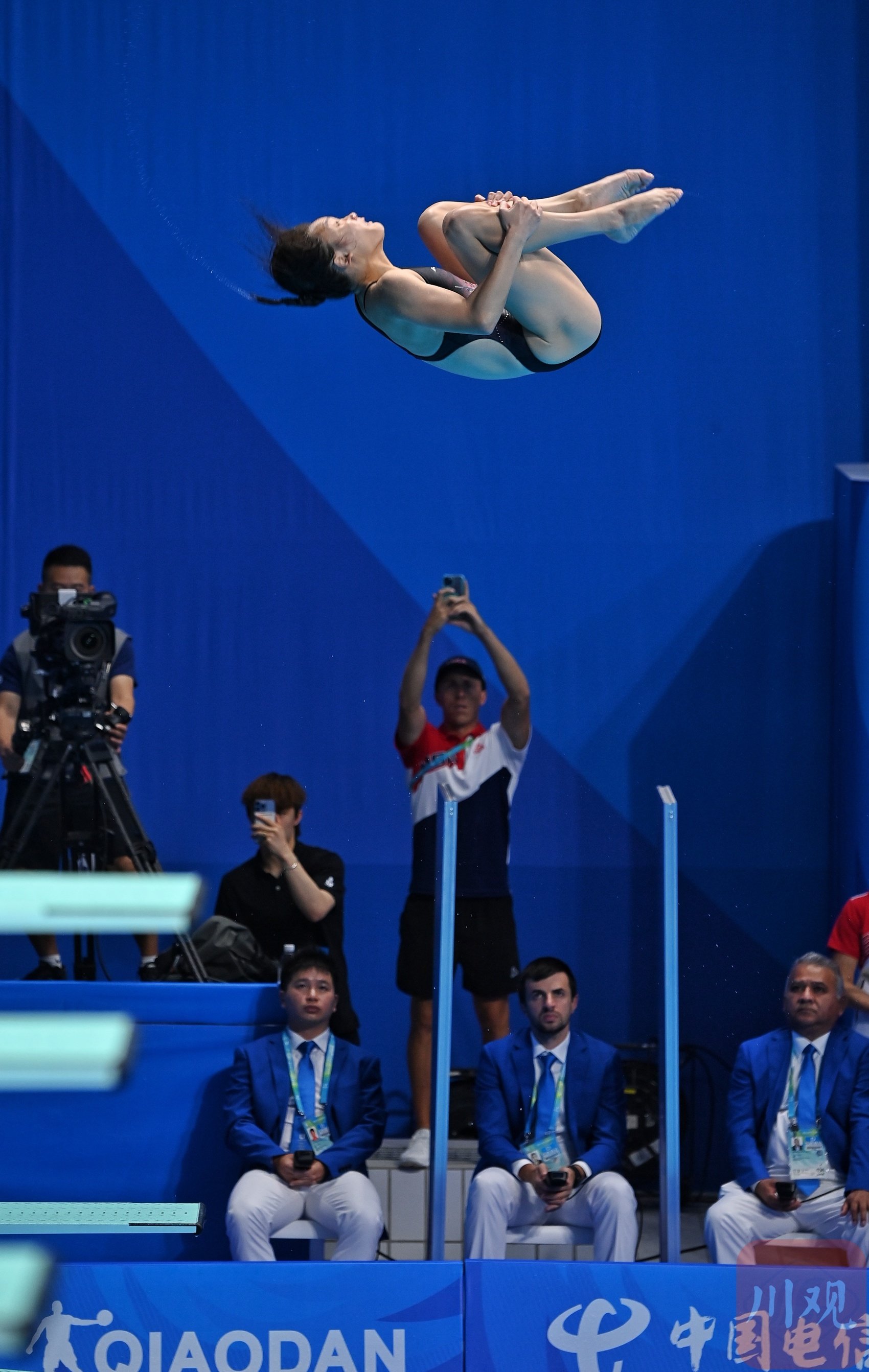 女子跳水1米板颁奖现场作为颁奖嘉宾,奥运冠军任茜在颁奖后与陈佳单独