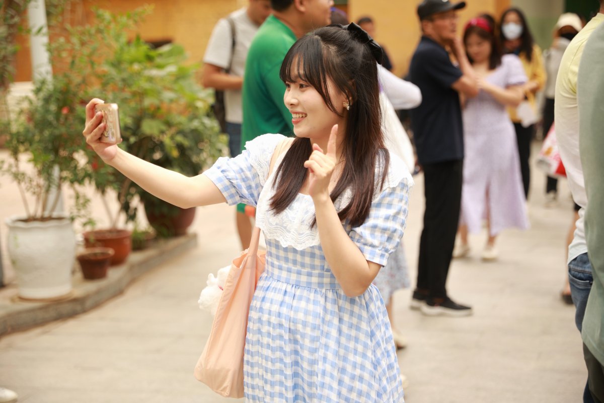 越南网红阮氏清清在景区自拍&nbsp;摄影&nbsp;赵博