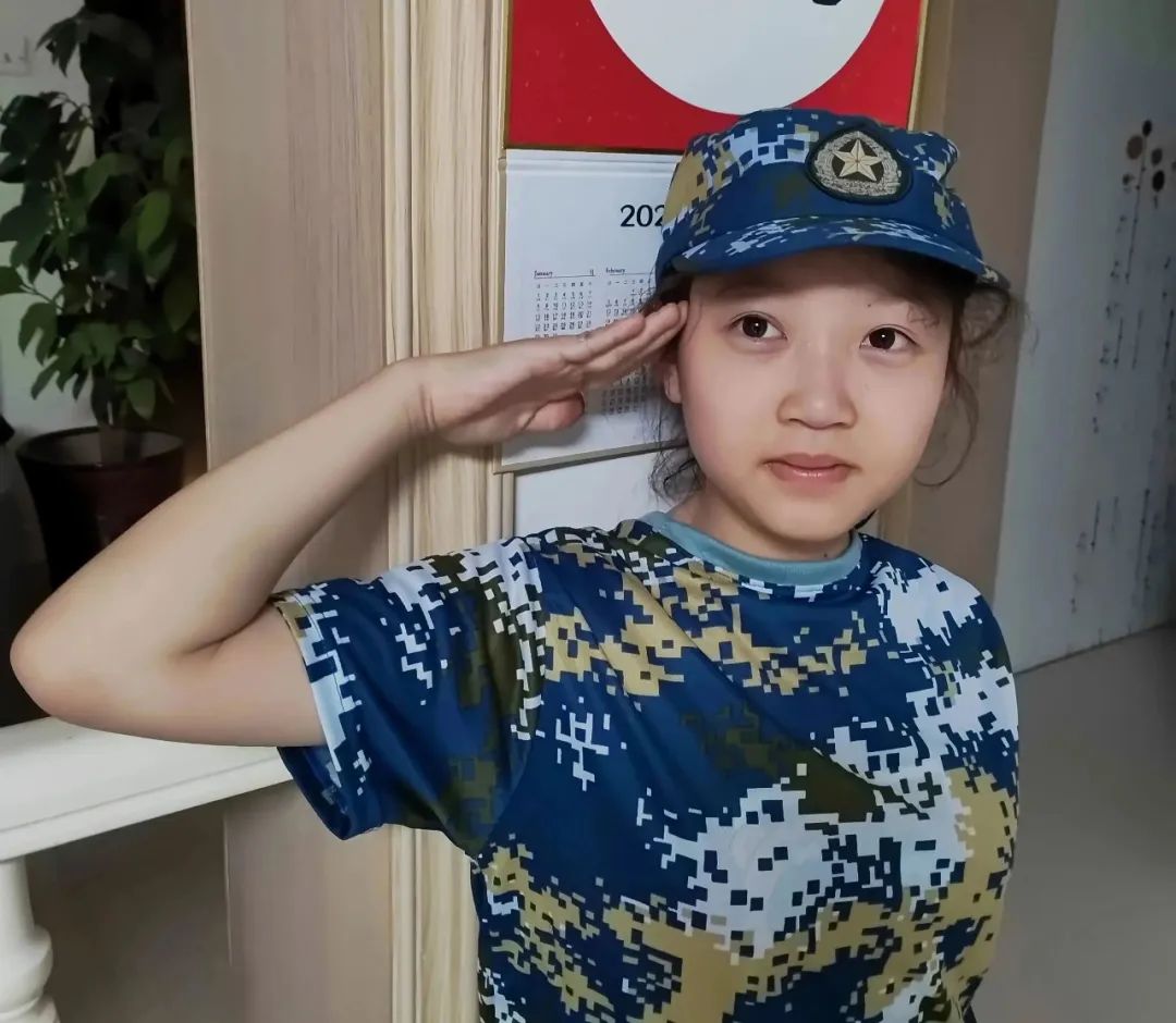 退伍后,让女儿学军礼,这是她小学参加第一次军训时的照片.
