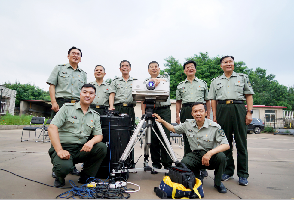 前排是两名志愿者周宏伟(左)和刘喜春,后排从左至右为:刘成金,赵云吉