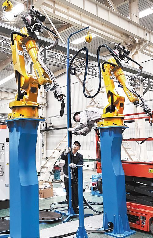 日前,在唐山开元电器集团焊接机器人组装车间,工作人员正在组装机械手