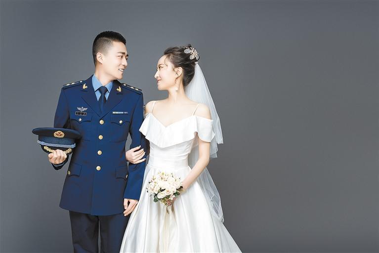 作者和她的空军中尉刘国强的婚纱照. 作者供图