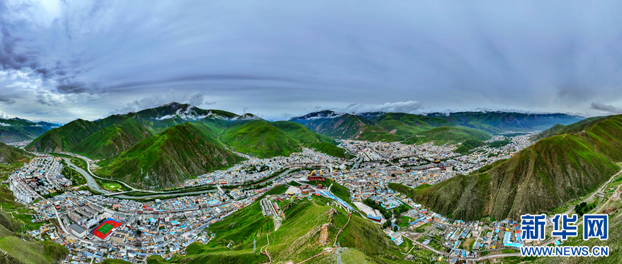 图为青海省玉树藏族自治州玉树市的夏日风光(无人机全景照片).