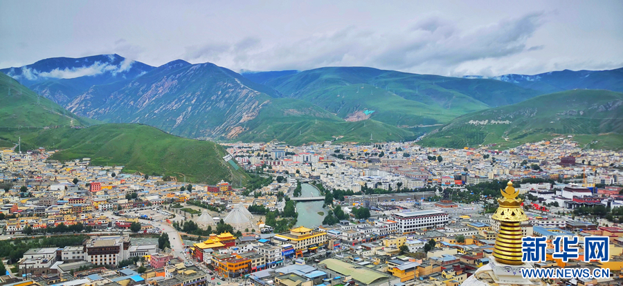 图为青海省玉树藏族自治州玉树市的夏日风光(无人机照片).