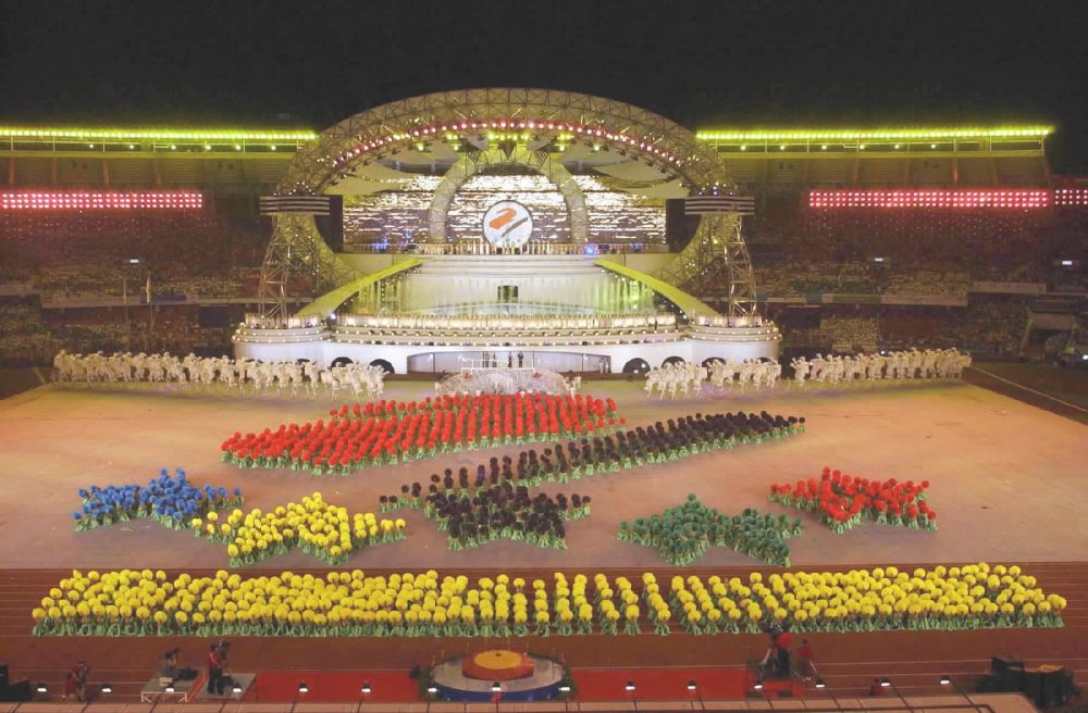　　2001年8月22日，第21届世界大学生运动会开幕式上的大型文艺表演《你好　21》。新华社记者王呈选摄