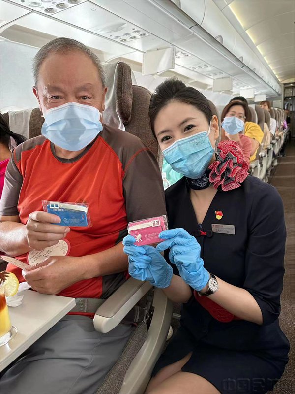 迎"八一"东航客舱打造"蓝天党小组"主题航班|航班_新浪财经_新浪网