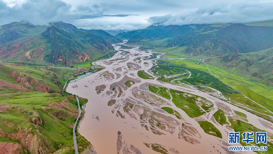 图为在青海省玉树藏族自治州杂多县境内拍摄的扎曲河(无人机照片).