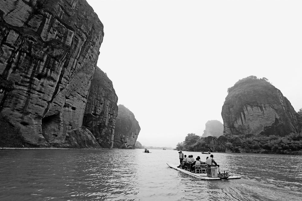 游客在龙虎山游览 本报记者 陈晨 摄