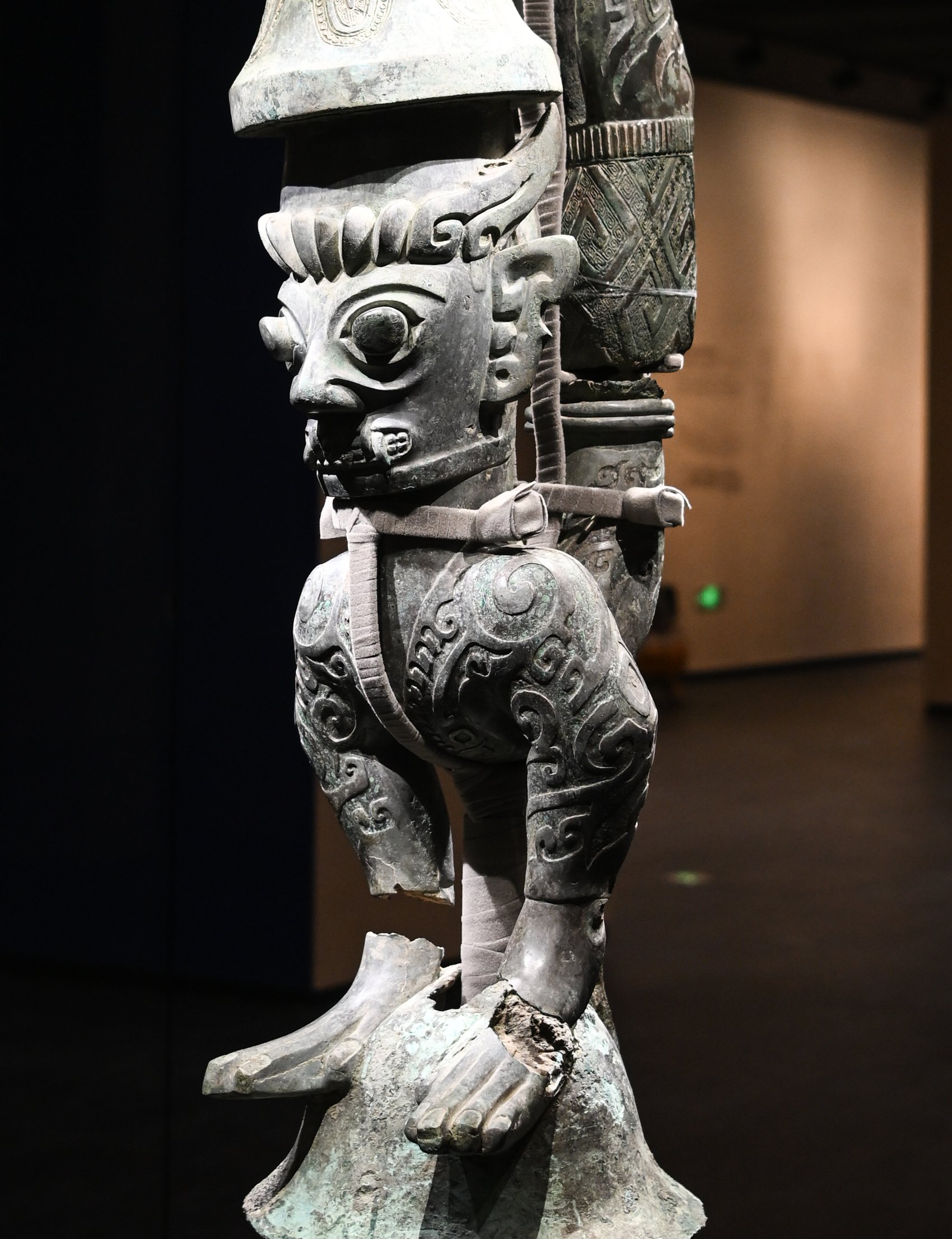 这是7月17日在三星堆博物馆新馆拍摄的青铜鸟足神像局部.