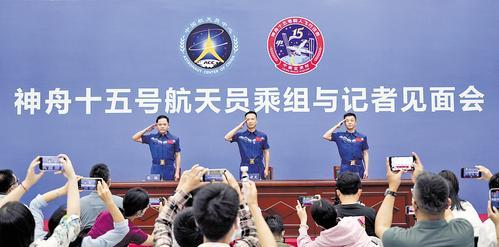 7月31日，航天员费俊龙（中）、邓清明（右）、张陆敬礼致意。 新华社记者 郭中正摄