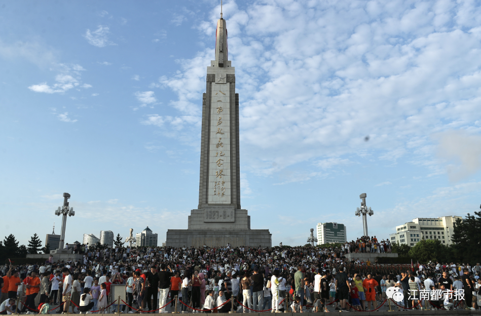现场,太震撼了!南昌市在八一广场举行升旗仪式