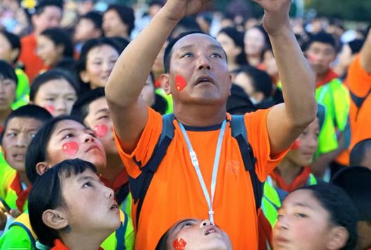 来自玉树的教师、孩子们观看升旗仪式。