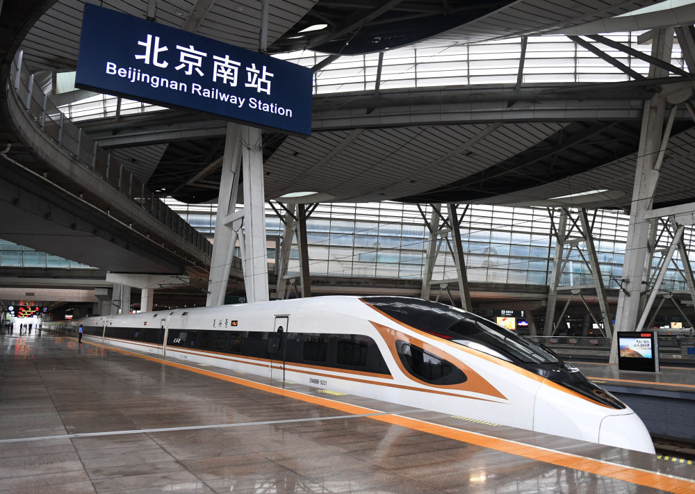 2023年8月1日,京津城际列车驶出北京南站.新华社记者 张晨霖 摄