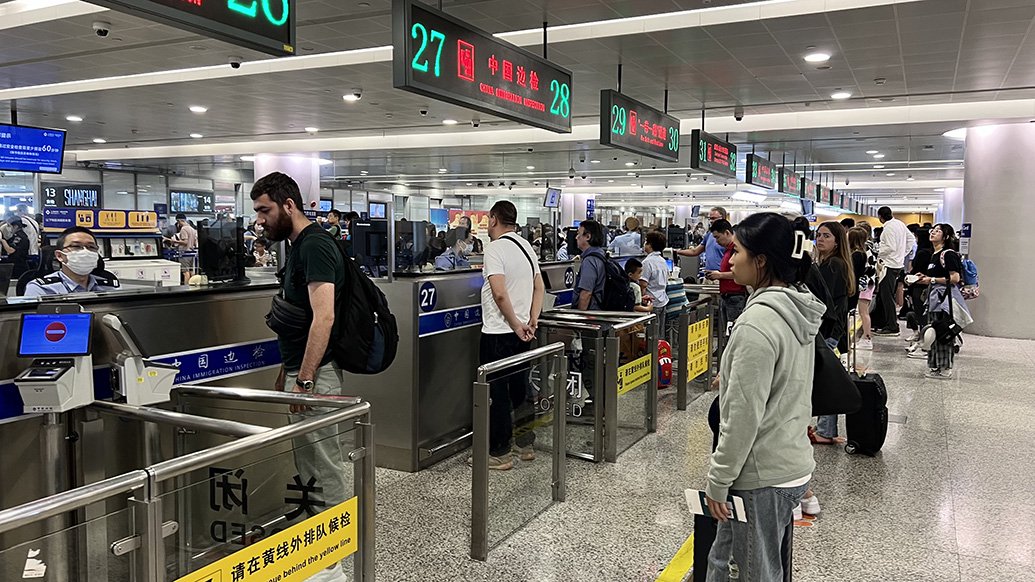 边检出境查验大厅里,旅客有序排队候检.黄波 图