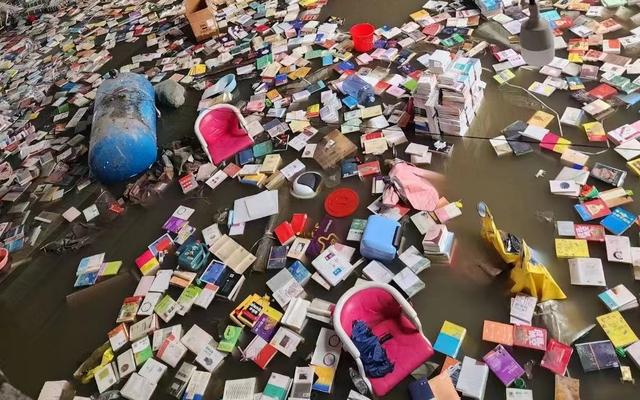 涿州多家出版社和出版商损失惨重,大量图书散落在洪水中.受访者供图