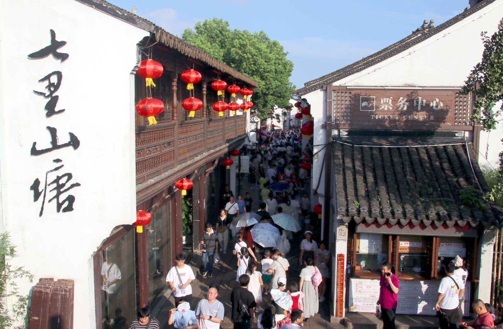 苏州市山塘古街游人如织,迎来暑期旅游高峰.(图片由cnsphoto提供)