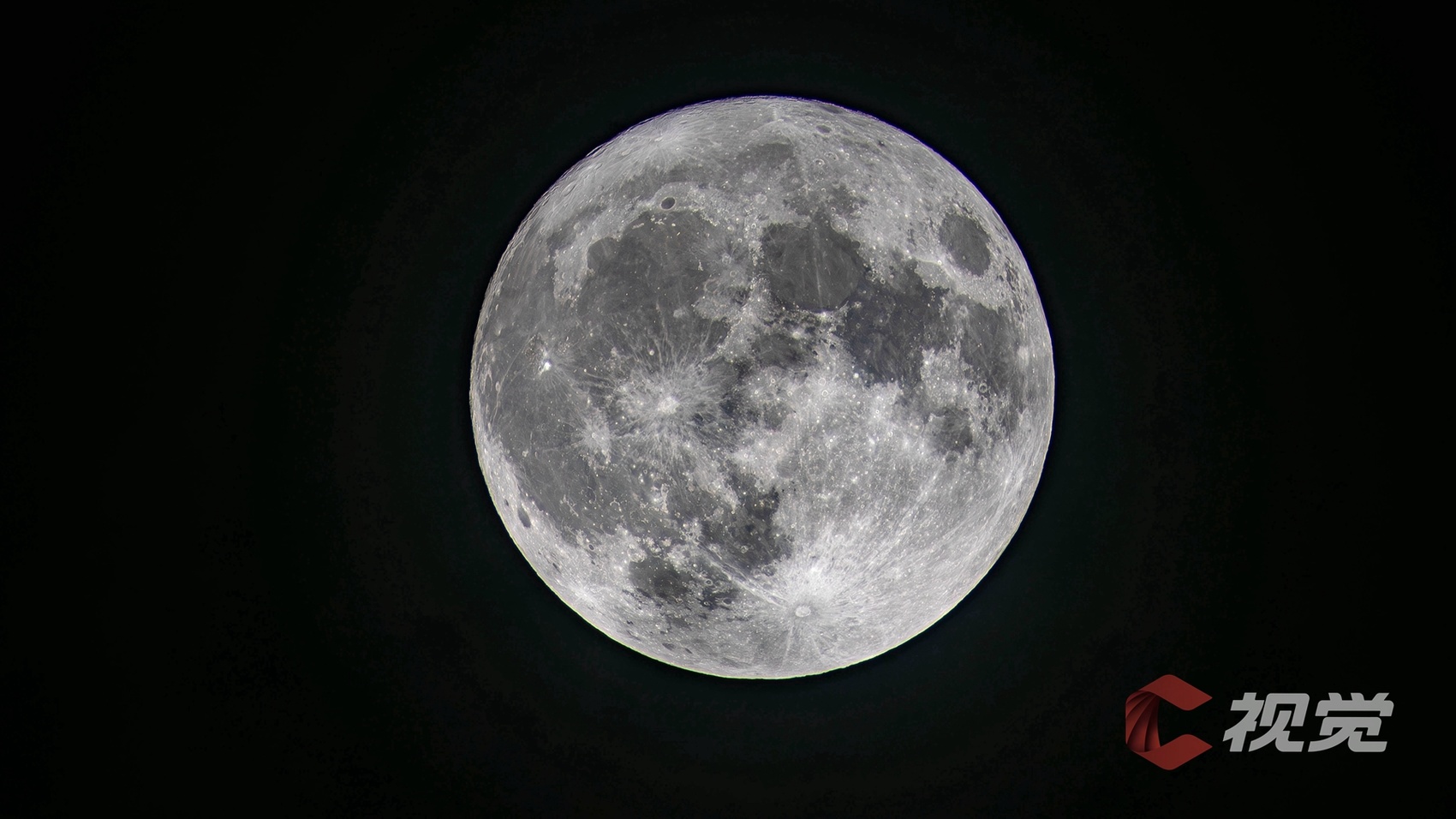 成都市都江堰体育中心附近,通过相机转接天文望远镜拍摄的"超级月亮"