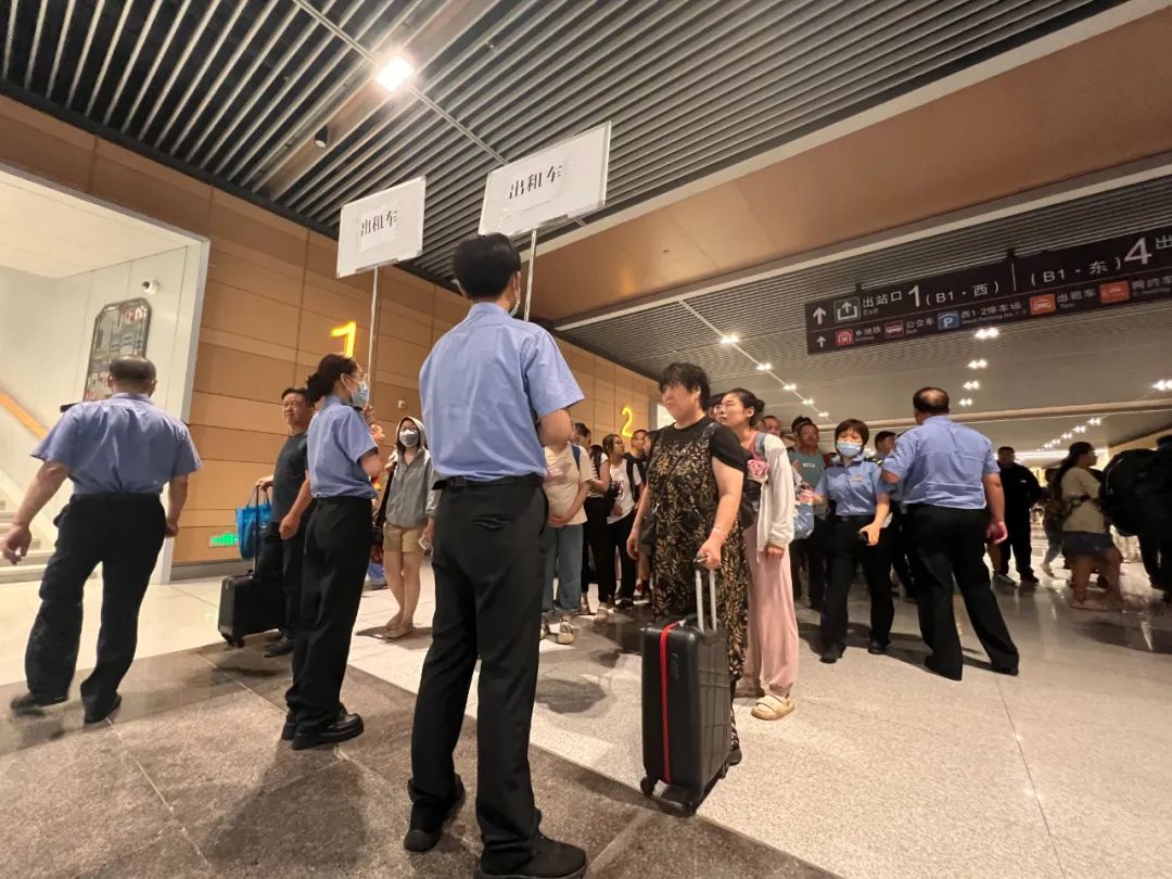 首批丰沙线滞留旅客抵达北京丰台站。（北京市重点站区管委会供图）