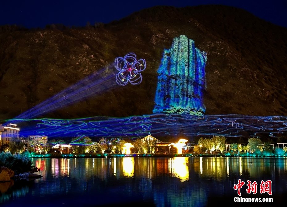 图为美妙的山体投影瀑布.