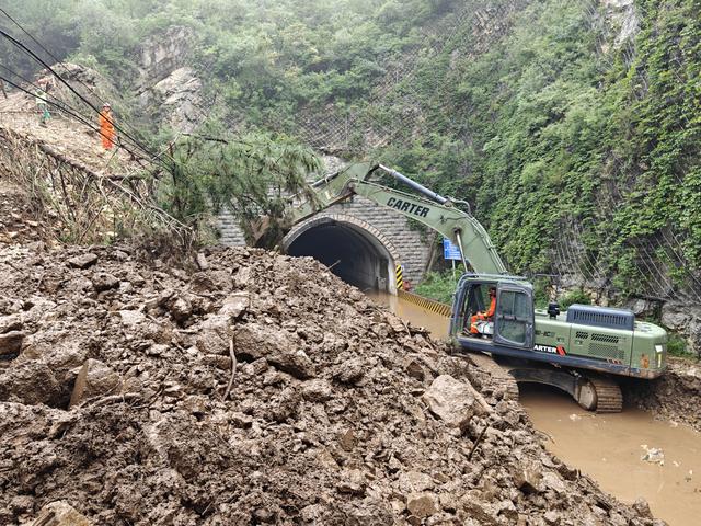 武警北京总队打通松树岭隧道 解救受困群众7人