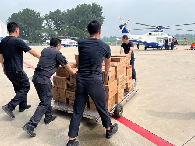 直升机,前往昌平,房山,门头沟等地开展运送救援物资和转移伤员任务