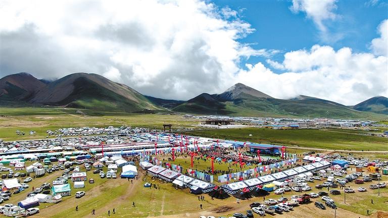 图②为亚东县全民健身运动会开幕全景. 本报记者 扎西顿珠 摄