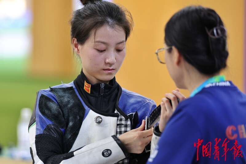 成都大运会女子50米步枪三种姿势团体决赛上,中国选手史梦瑶在比赛中