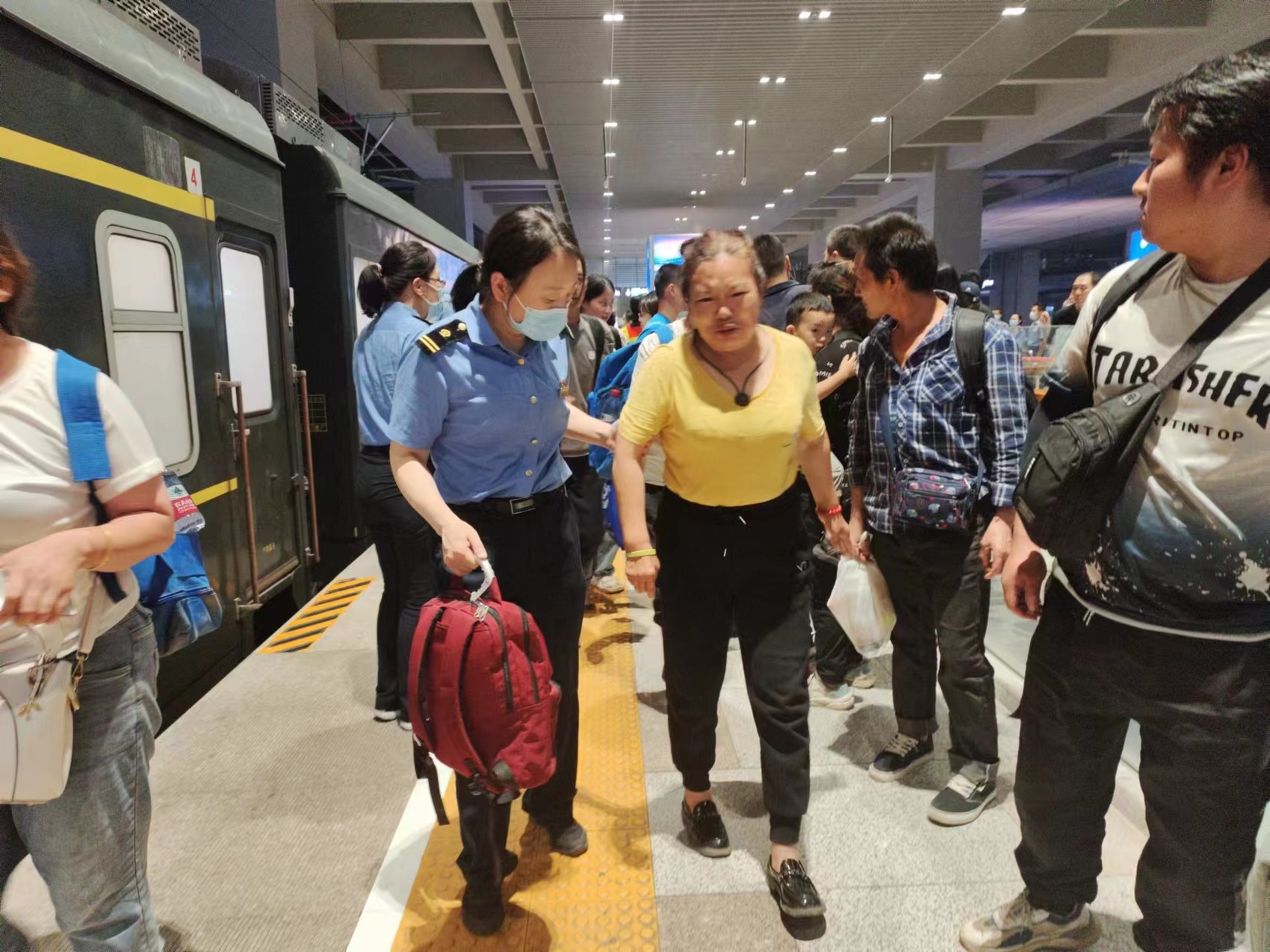 K396次列车第二批近500名滞留旅客抵达北京丰台站|列车_新浪财经_新浪网