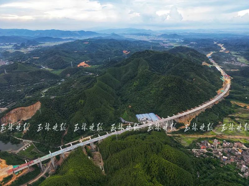 大桥半幅顺利贯通 南玉珠高速迎来重大节点