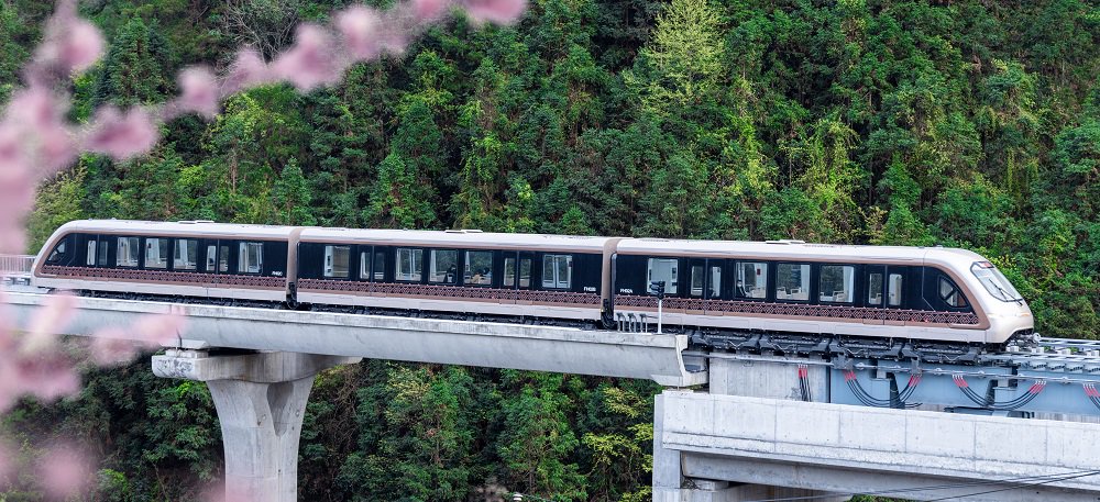 图为凤凰磁浮列车